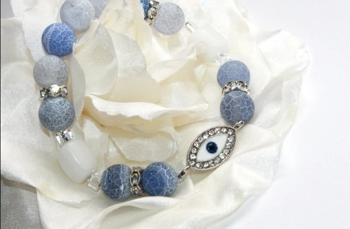 baby eye color, beaded bracelet with light and dark blue and white stones, decorated with a blue and white charm, shaped like an eye