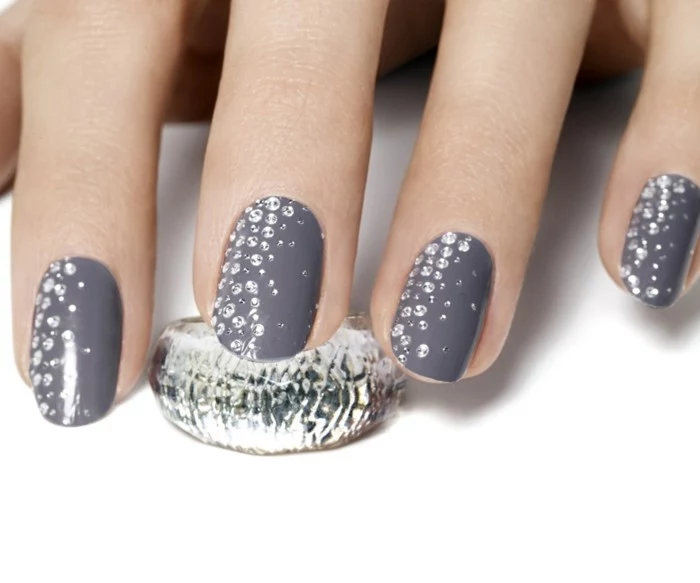 bling bling nails, round grey nails, decorated with tiny rhinestones, silver textured ring