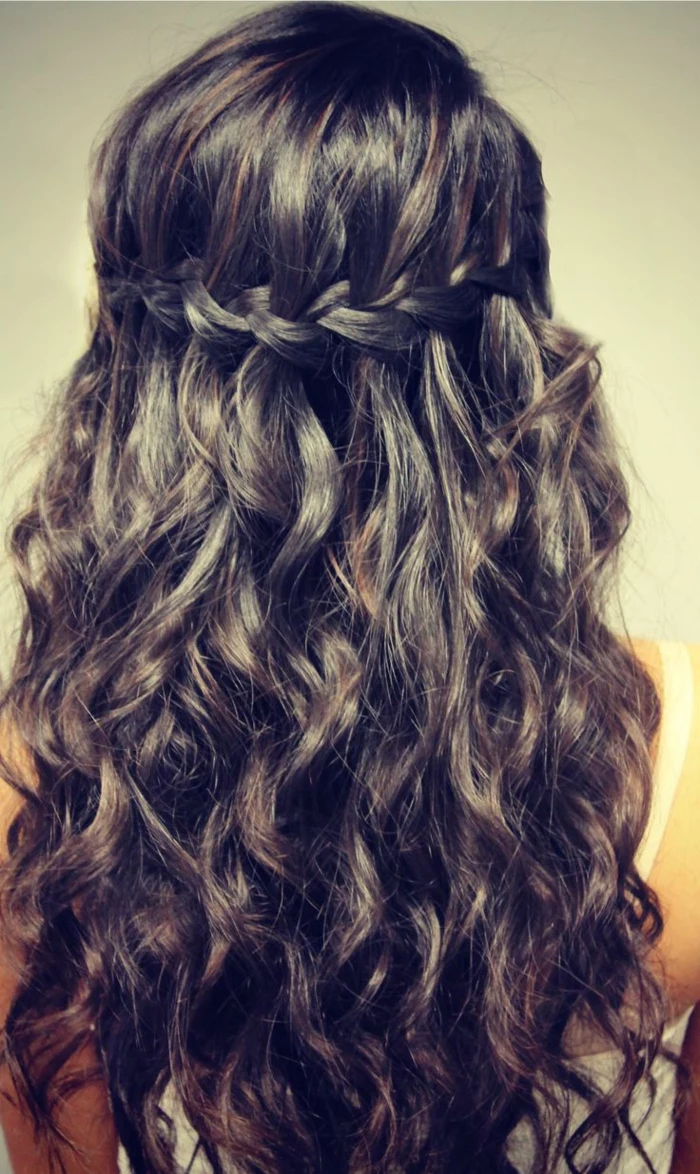 elizabethan hairstyles, dark brown curly hair with highlights, decorated with a single side braid