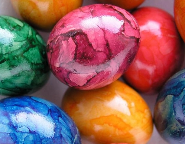 marble effect easter eggs, in red orange and pink, blue and green, easter egg coloring with shiny glossy surface