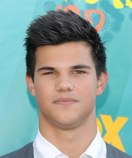black shiny and spiky hair, with side part and styled to one side, worn by taylor lautner, short guy haircuts