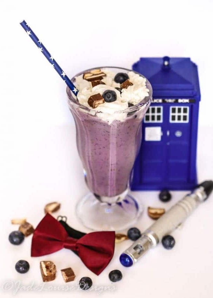 dessert inspired by the tv series doctor who, made from blended blueberries, and topped with cream, whole blueberries and chocolate pieces, how to make a fruit smoothie, red bowtie and small police box