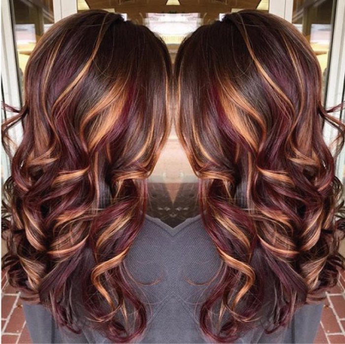 wine red and caramel highlights, on dark brunette hair, smooth and styled in loose curls, seem from behind in a mirrored image