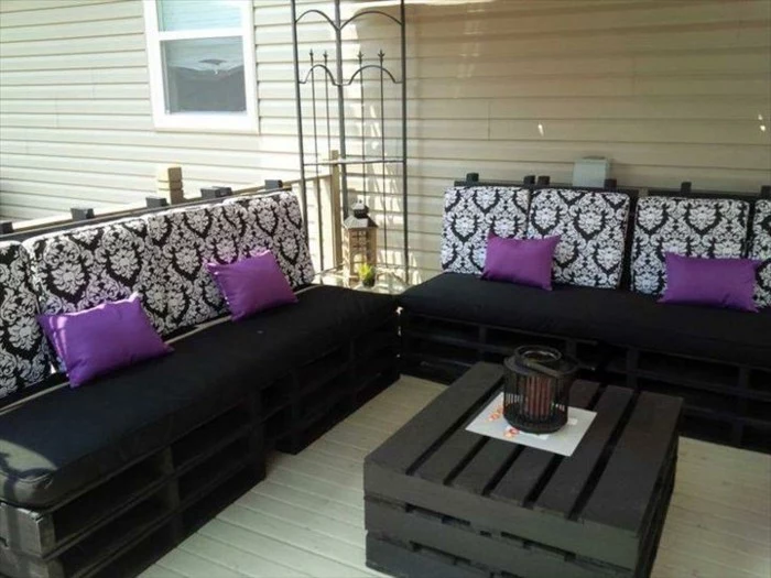 baroque black and white pattern, on foam pillows, decorating the backrests of two sofas made from pallets, painted in black, pallet patio furniture