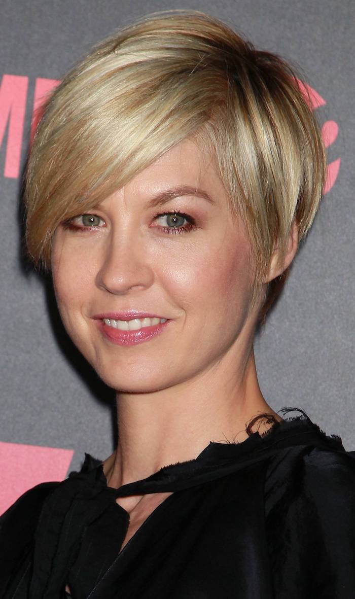 deep side part, and long side bangs, on blonde pixie cut, with dark blonde roots, short haircuts for thin hair, worn by jenna elfman