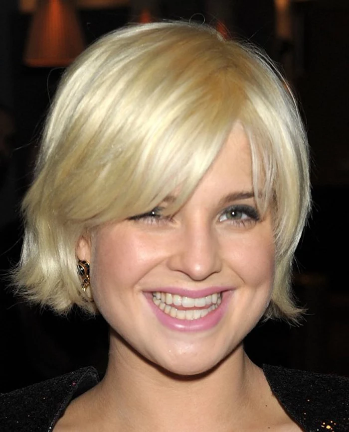 bubblegum pink lipstick, worn by kelly osborne, with soft straw blonde bob, layered and featuring side bangs, half covering one of her eyes, easy short hairstyles 