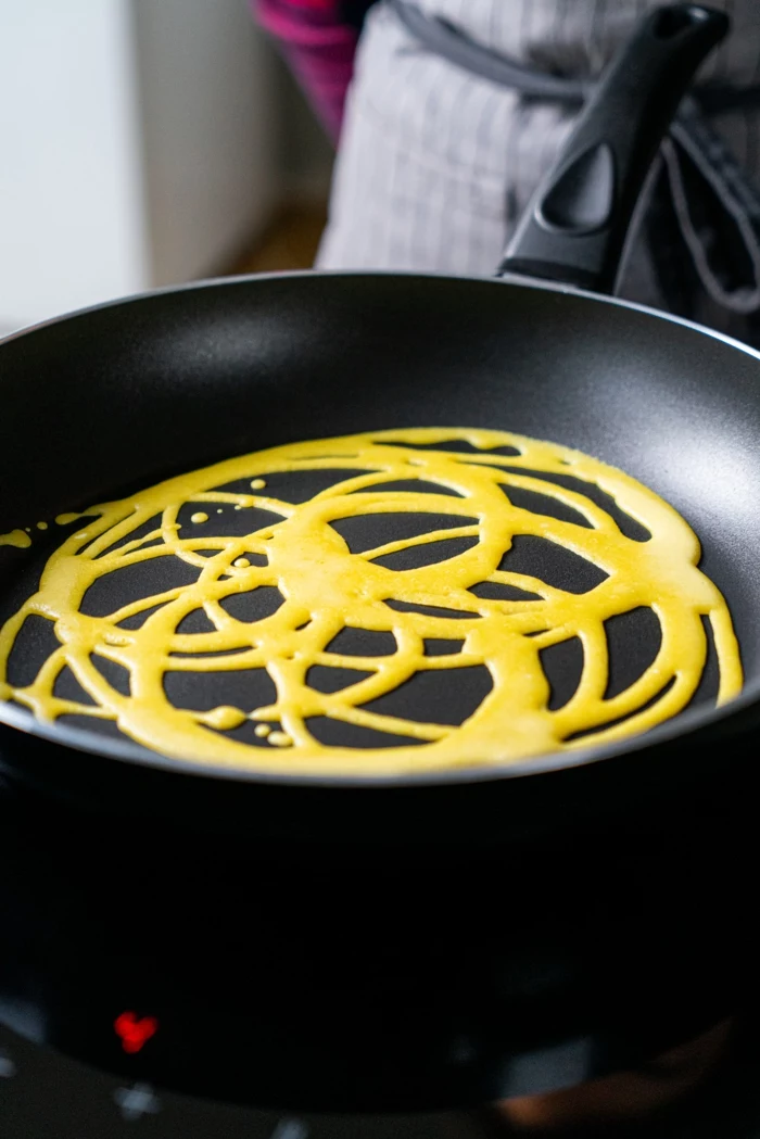 pancakes baking into black pan, net pancakes recipe, baked on one side