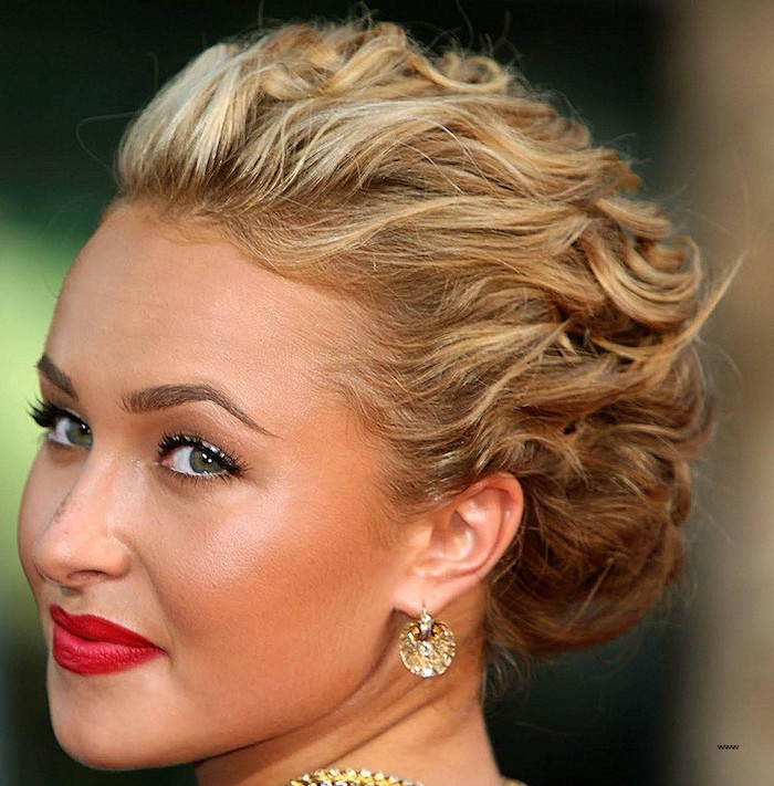 hayden panettiere with swpt back, short and curled blonde hair, haircuts for fine thin hair, wearing vivid red lipstick, and golden jewelry 