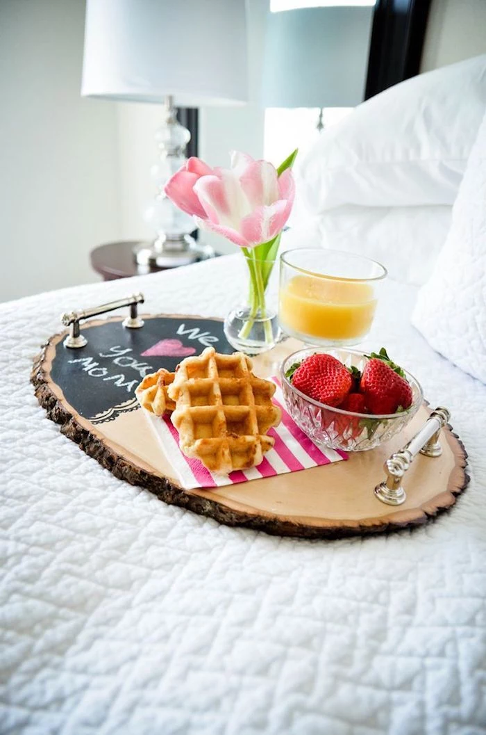 breakfast serving tray, made of wooden log and small chalkboard, creative diy christmas gifts, placed on bed with white linen