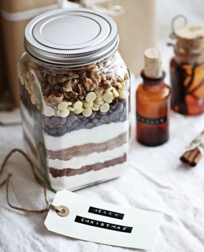 chocolate chips and walnuts, sugar and flour and cocoa, layered inside a mason jar, creative gift ideas, diy cookie kit
