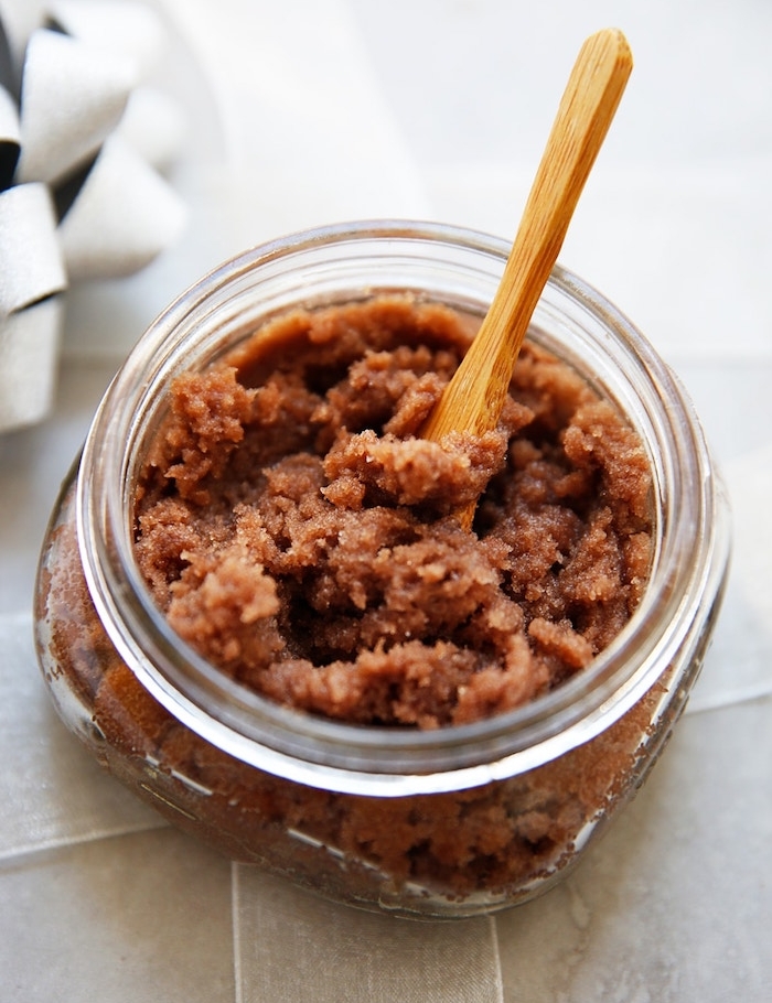 wooden spoon, body scrub made of sugar and cocoa powder, inside a glass container, diy birthday gifts