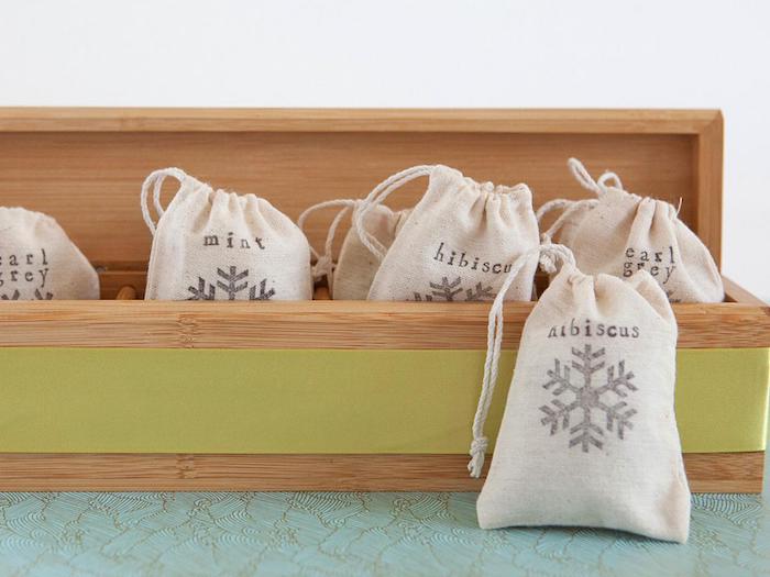 wooden box with green ribbon around it, small tea bags inside it, diy gift ideas, earl grey mint and hibiscus tea