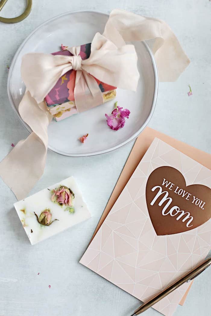 small carton boxes, wrapped together with a ribbon, placed in white plate, diy gift ideas, we love you mom card