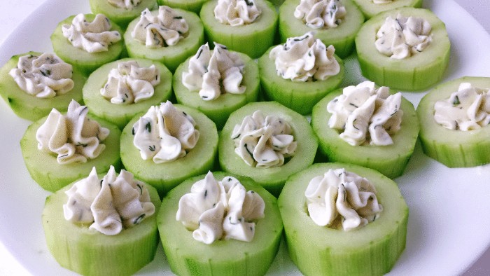 peeled cucumber slices, topped with creamy, seasoned dollops of cream cheese, hors d oeuvres recipes, fast and easy
