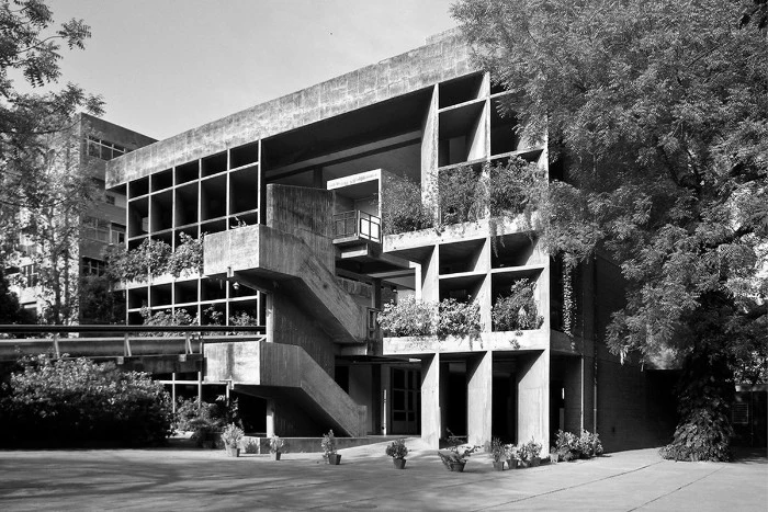 the mill owners' association building, in ahmedabad india, made of concrete, and featuring multiple windows