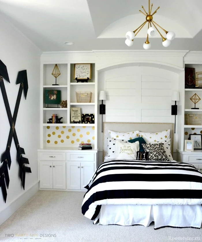 crossing large black arrows, decorating one of the walls of a room, decorated in white and black, teen bedrooms with gold motifs
