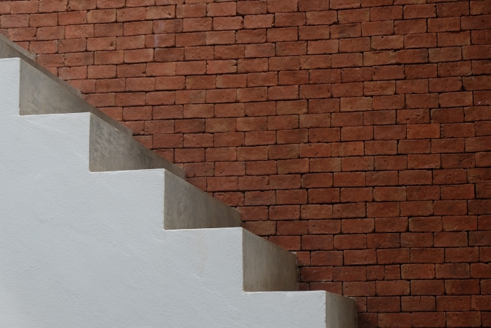 how to choose the best design for your staircases, stairs made by cement, wall of red bricks