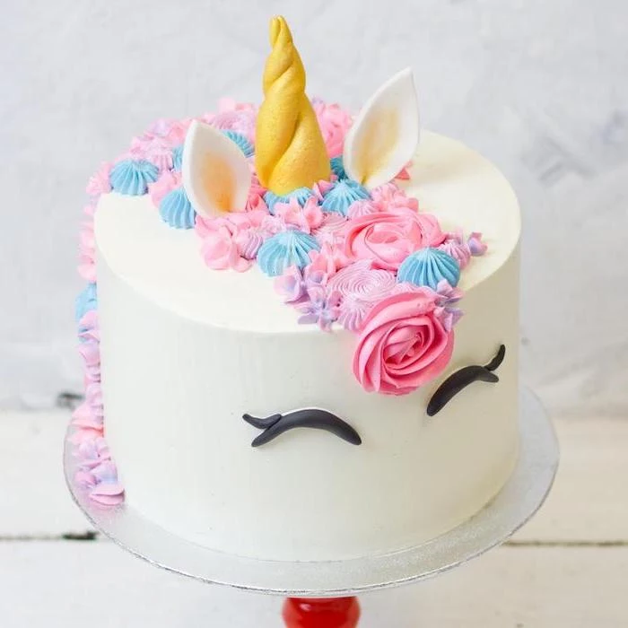 pink and blue roses on white fondant, easy unicorn cake, gold horn and ears