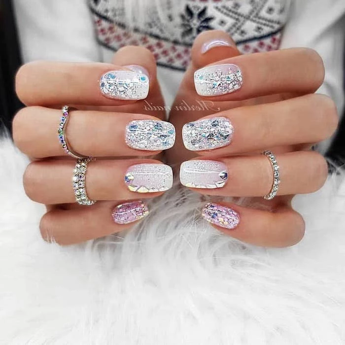silver rings on the fingers, pink nail designs, different glitter nail polish, short squoval nails