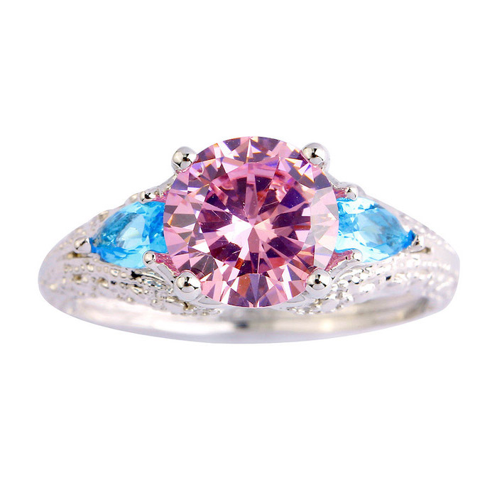 pink sapphire in the middle, blue sapphires around, non traditional engagement rings