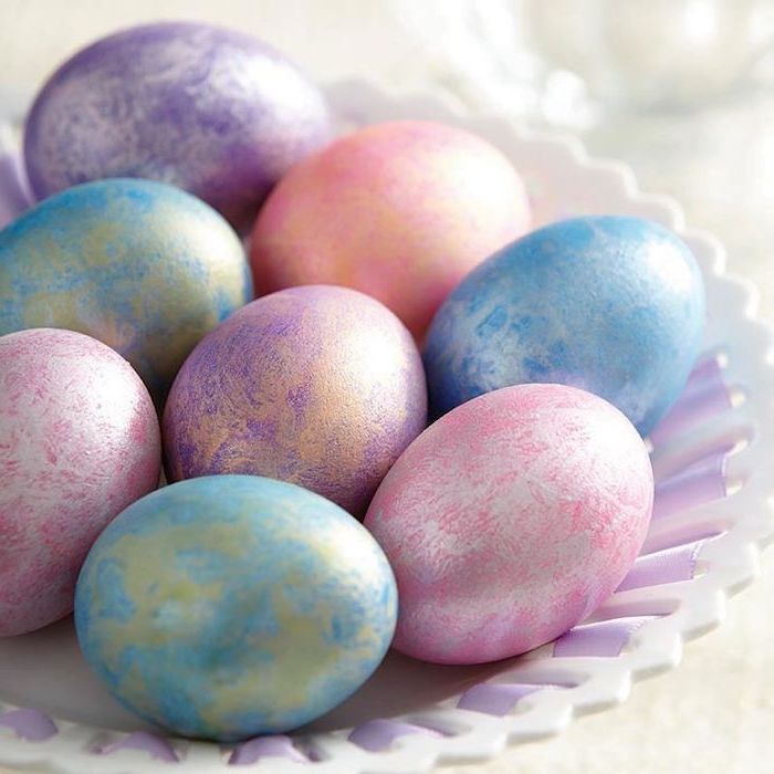 metallic dyed eggs, pink blue and purple, easter egg coloring ideas, white bowl, with purple ribbon
