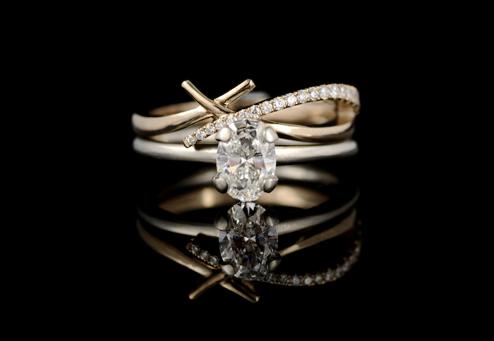 gold band with diamond, small diamond in the middle, round halo engagement rings