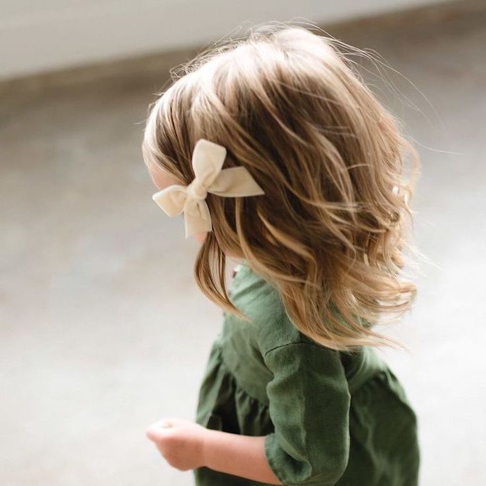 short wavy blonde hair, small white bow, olive green dress, easy hairstyles to do yourself
