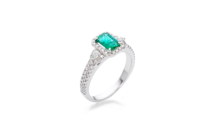 square cut emerald stone in the middle, diamond studded band, unique wedding rings for women