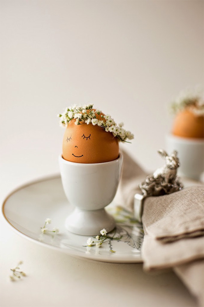 baby's breath wreath, shaving cream eggs, white egg holder, white plate, diy tutorial