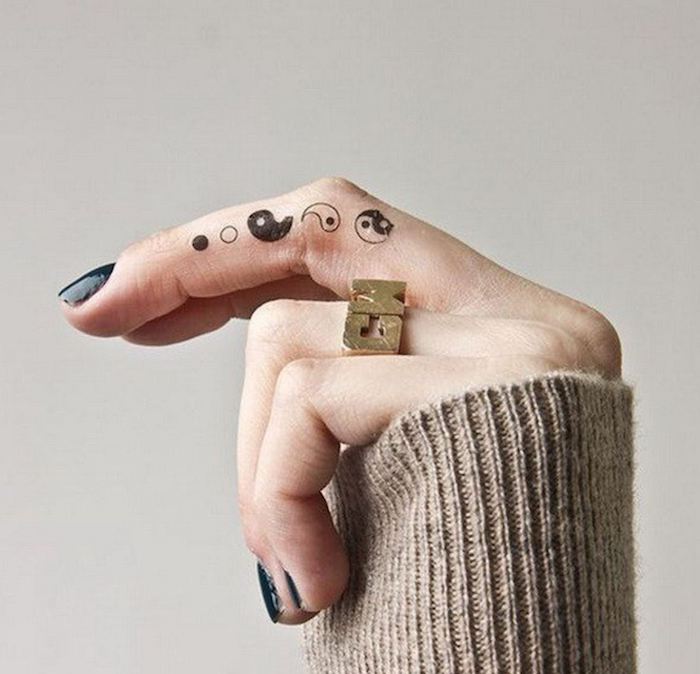 yin and yang, middle finger tattoo, finger tattoos for girls, golden ring, black nail polish