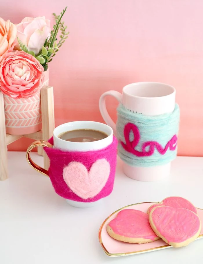 white coffee mugs, wrapped in colourful yarn, diy christmas gifts for mom, heart shaped biscuits