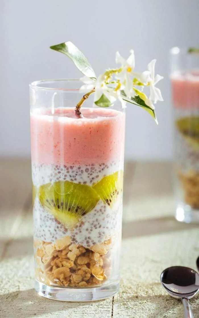 layered smoothie, with oatmeal and kiwi, how to make a smoothie, in a tall glass, flower on top