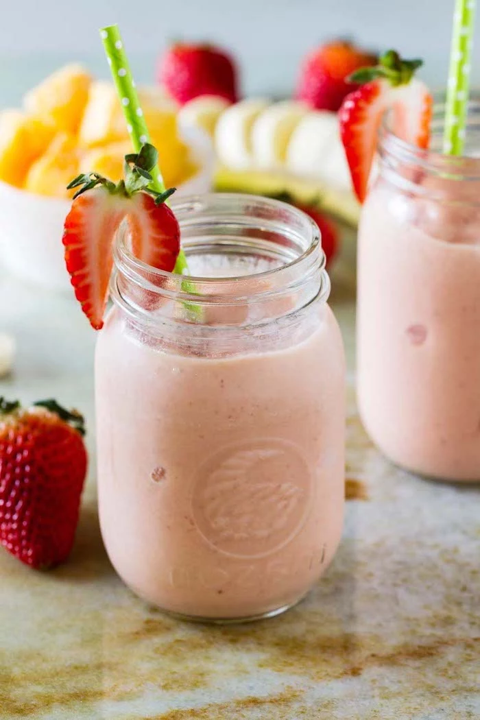 green paper straws, strawberry slices, how to make a fruit smoothie