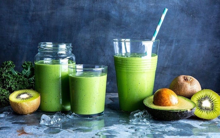avocado and kiwi slices, green smoothie, in different glasses and jars, how to make a banana smoothie