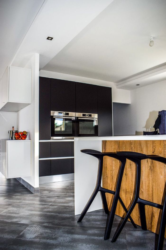 minimalist kitchen design in white and anthracite gray, interior design ideas for kitchen, white walls and black chairs