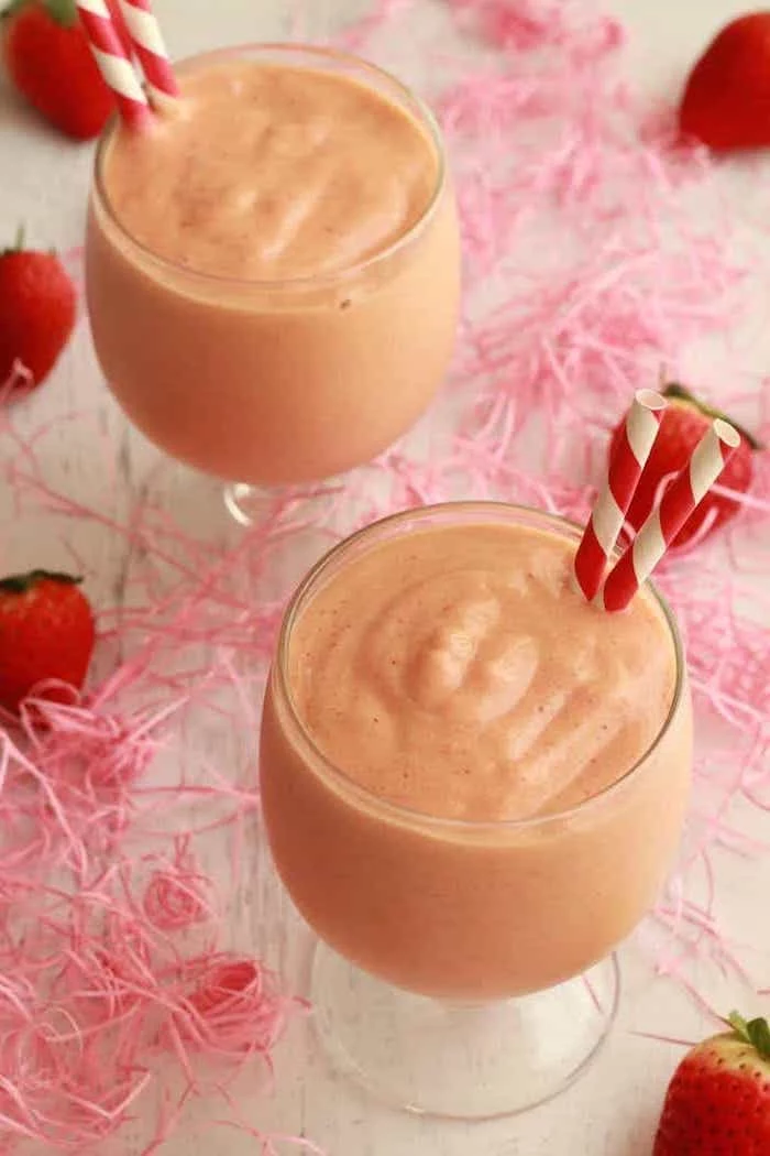 red and white paper straws, pink thread, how do you make a smoothie, wooden table