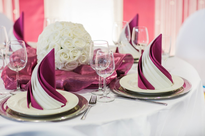 white roses bouquet, pink and white napkins, how to fold dinner napkins, wine glasses