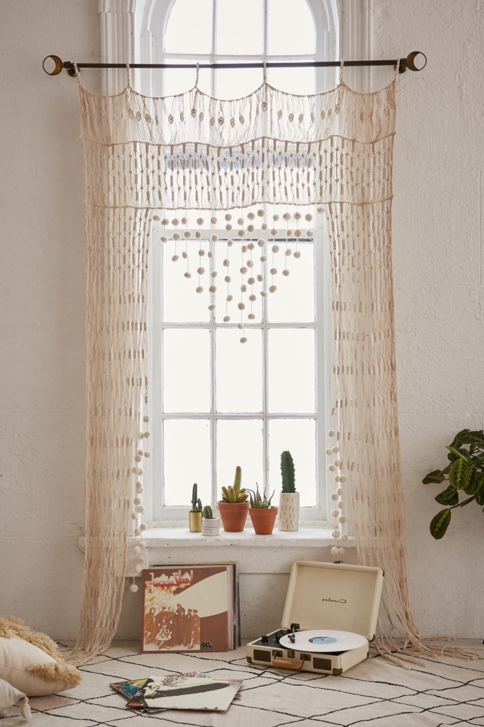 macrame curtains, vintage gramophone, how to make macrame, potted cactuses, white wall
