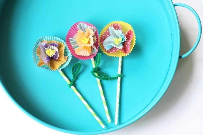 blue tray, cupcake paper, paper flowers, paper straws, diys for teens, felt leaves