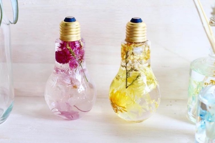 what to do when your bored for kids, electric bulb, filled with water, pink and yellow, flower petals