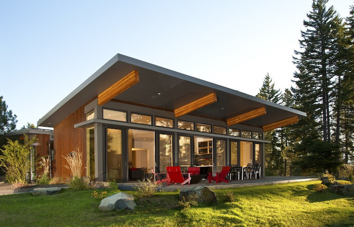 red armchairs, black and white chairs, tall windows, porch decorating ideas, green grass, tall trees