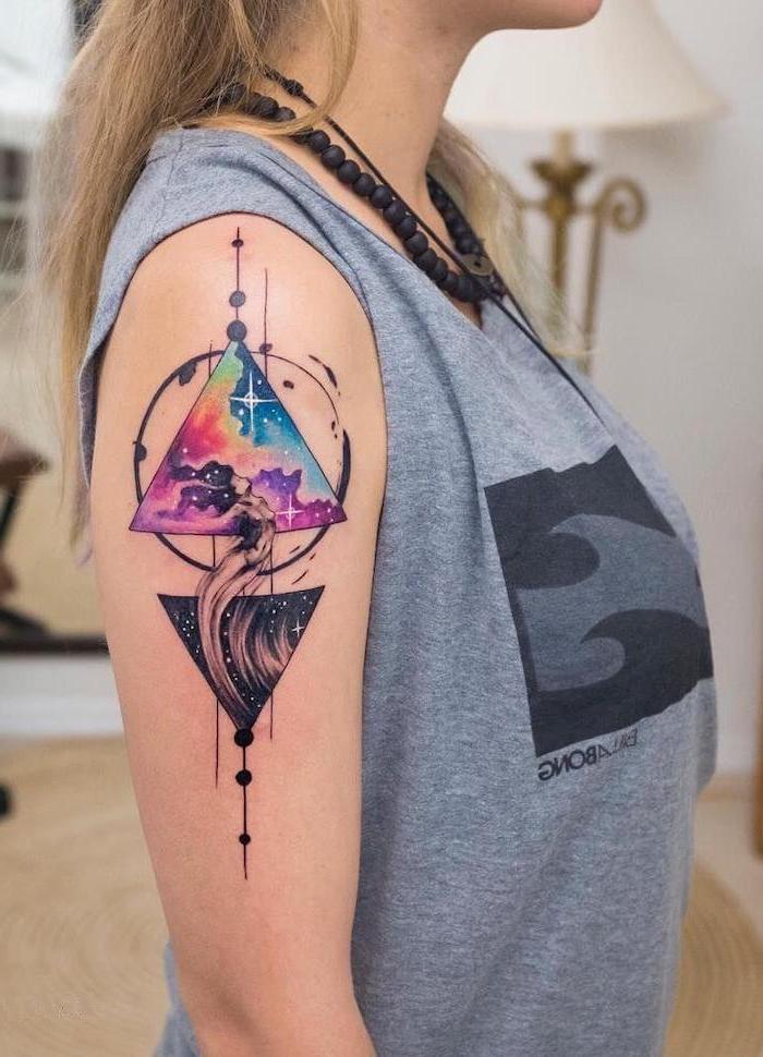 grey shirt, geometrical shoulder tattoo, watercolor flower tattoo, blonde hair