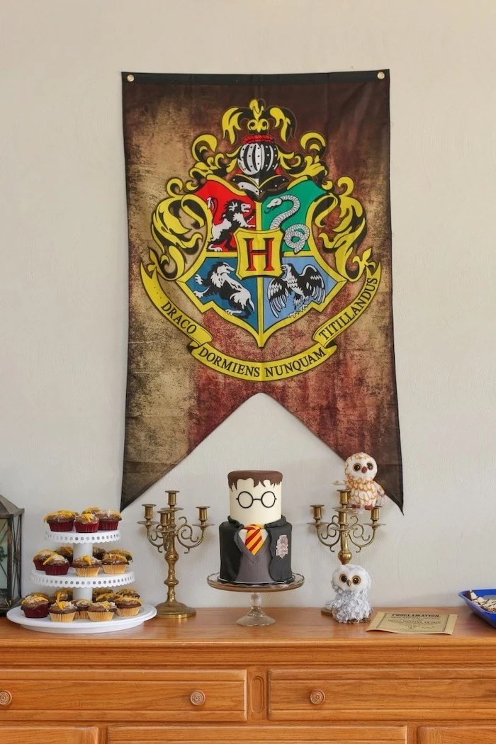 hogwarts flag, harry potter theme, 16th birthday party ideas, harry potter cake, cupcake stand