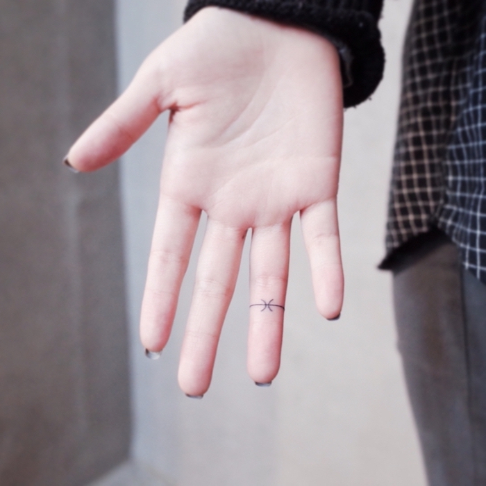 arrows finger tattoo, cute simple tattoos, plaid shirt, black jeans