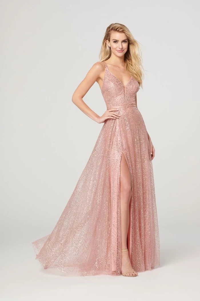 blonde wavy hair, bridesmaid dresses, made of tulle and chiffon, rose gold, with slit, nude sandals
