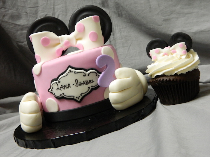 pink fondant, layla isabel, minnie mouse 1st birthday cake, small cupcake, white frosting