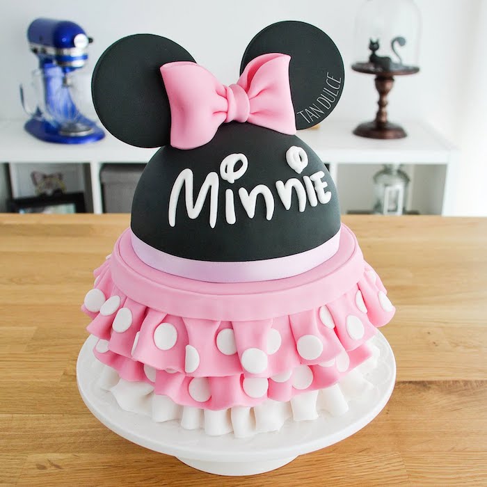 black and pink fondant, minnie mouse birthday cake, two tier cake, white cake stand, wooden table