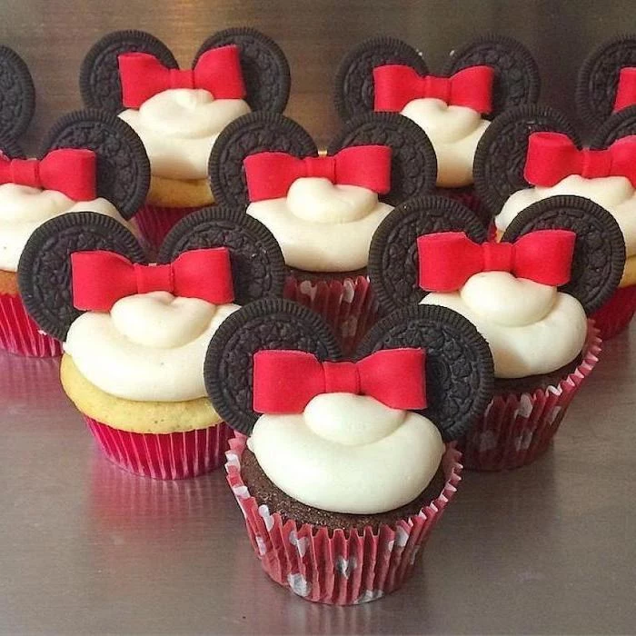 small cupcakes, white frosting, oreo ears, red bows, minnie mouse cake ideas