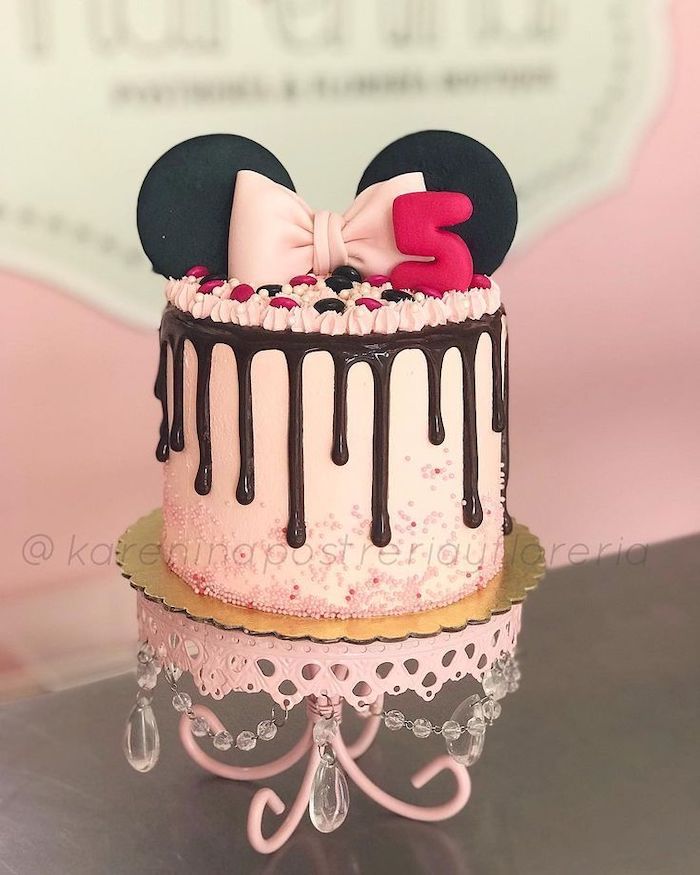 minnie mouse cupcake cake, pink cake stand, pink fondant, chocolate frosting, pink bow