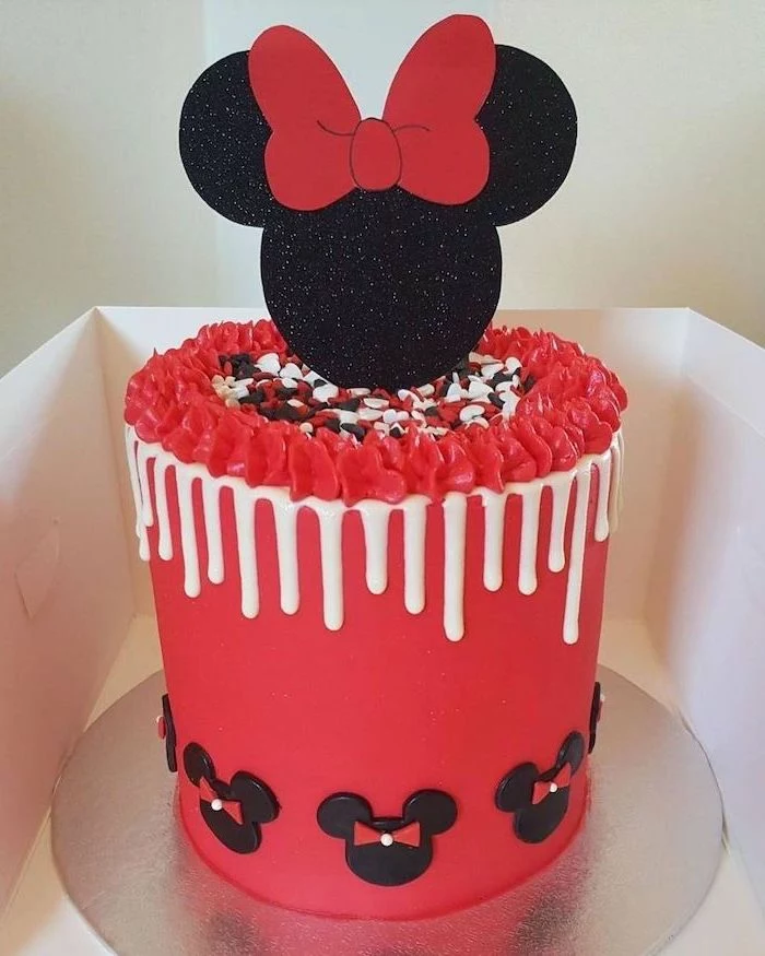 red fonfant, red frosting, minnie mouse cake decorations, chocolate chip, black minnie, red bow, how to make a minnie mouse face cake